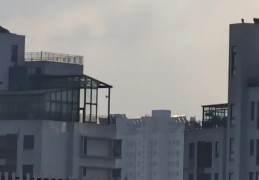 问答丨露台搭建阳光房算不算违建？露台上雨棚、木凉亭算违法建筑么？